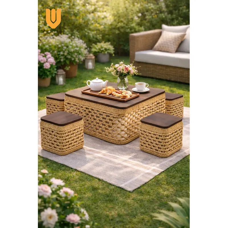 Mesa Centro Rustico Compacto Living Nordico Espacio Reducido Tono Natural Marron Claro Estilo Organico Acabado Calido Textura Ratan Visible Combinacion Madera Look Decorativo Elegante Ambiente