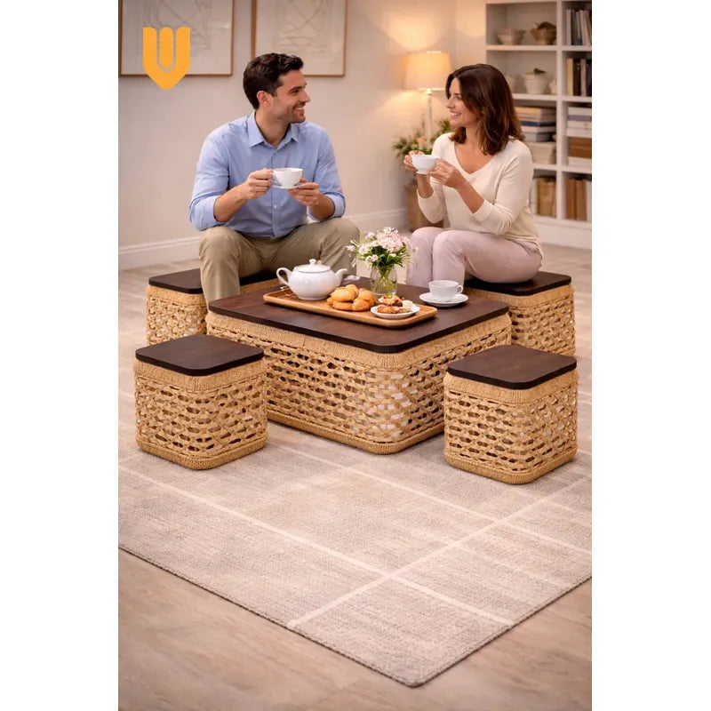 Mesa Centro Rustico Compacto Living Nordico Espacio Reducido Tono Natural Marron Claro Estilo Organico Acabado Calido Textura Ratan Visible Combinacion Madera Look Decorativo Elegante Ambiente