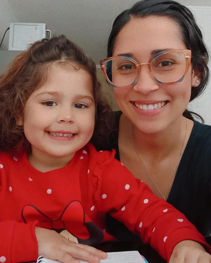 La fundadora de Vitrineon con su hija